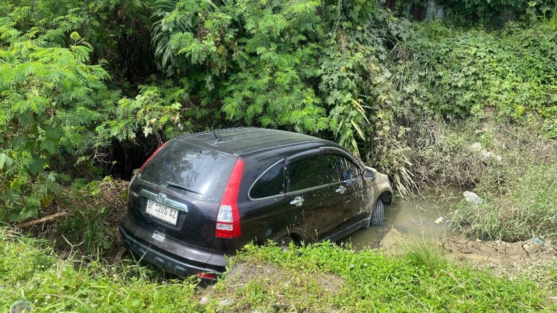 CRV Nyungsep ke Parit, Lansia Selamat