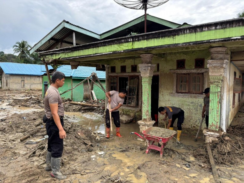 Tak Kenal Lelah, Polda Sumut Terus Bantu Bersihkan Rumah Warga Terdampak Banjir di Batang Toru