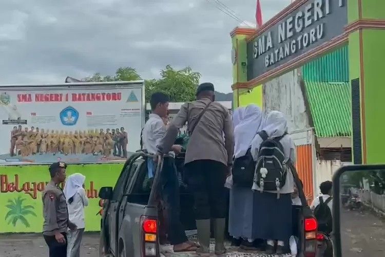 Brimob Polda Sumut Antar-Jemput Anak Sekolah di Daerah Longsor, Meski Jalan Rusak