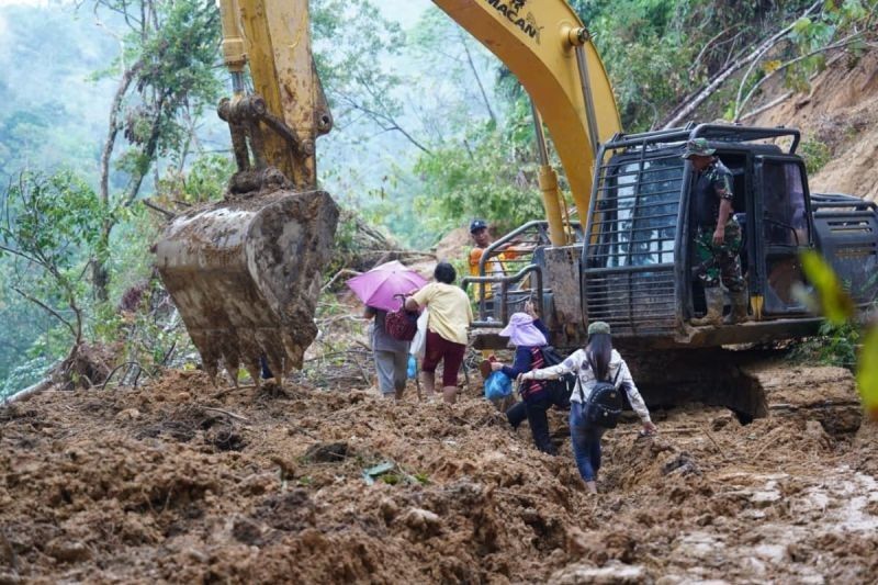 Akses Tarutung-Sibolga Tertutup Longsor, Berhasil Dibuka Satgas Yonzipur 1/DD Kodam I/BB dan Isntansi Lainnya