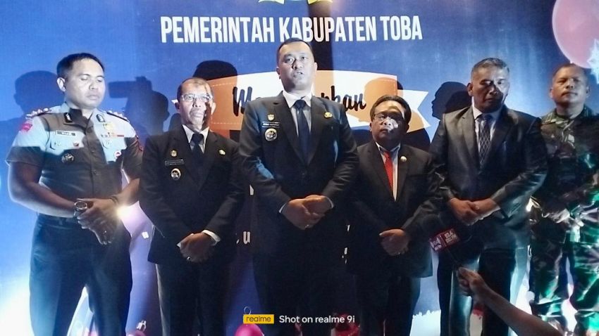 Pesan Natal Bupati Toba: Jadikan Tuhan Sebagai Utama Dalam Keluarga