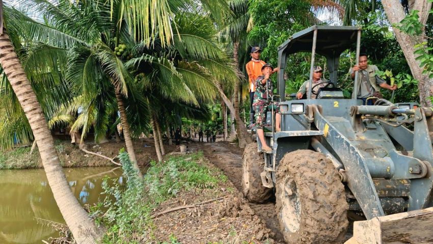 TNI Kerahkan Alat Berat Normalisasi Akses Warga di Bireuen