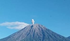 Abu Vulkanik Menyembur Gunung Semeru Teramati Berwarna Putih Hingga Kelabu