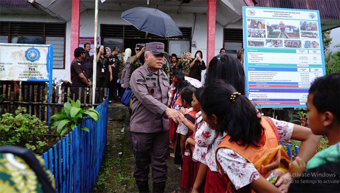 Lewati Jalan Terjal Berlumpur, Kajati Sumut dan Rombongan Bantu Korban Bencana di Desa Pansurbatu Kecamatan Adian Koting