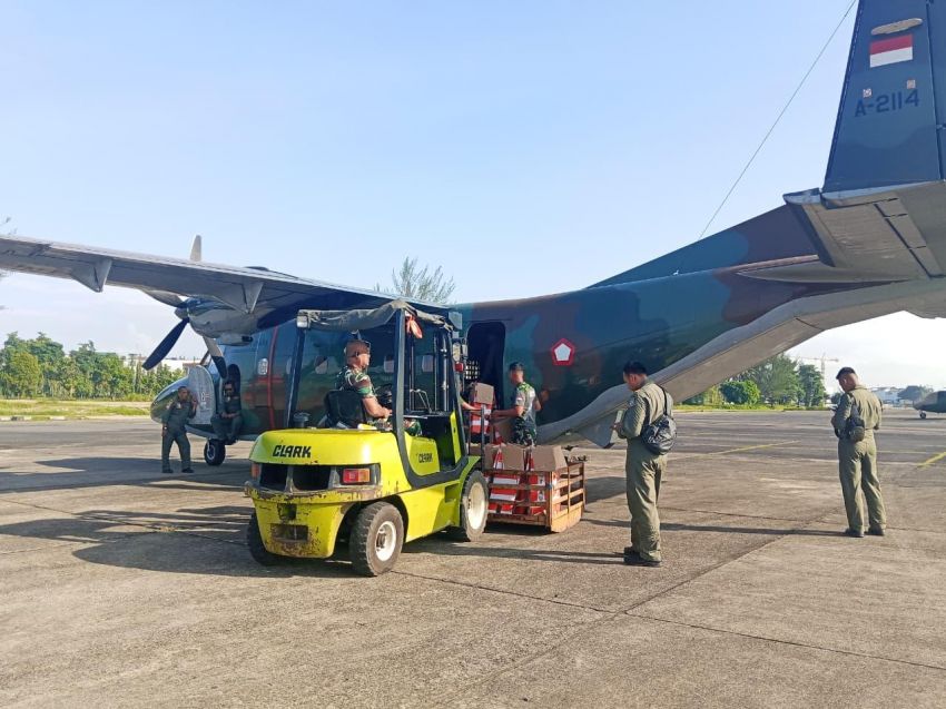 TNI Dropping Logistik dengan Metode Airdrop di Gayo Lues