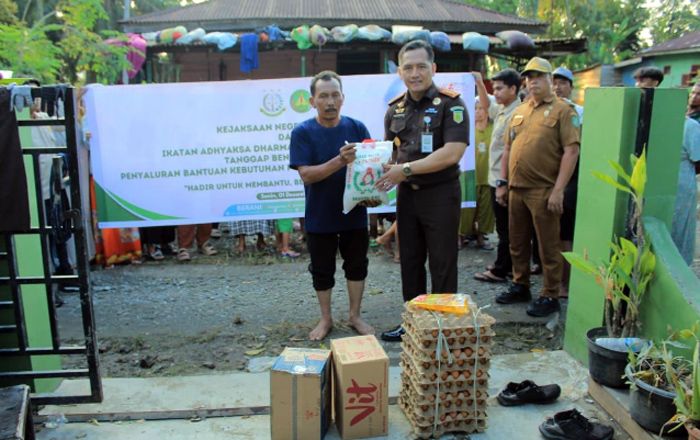 Kejari Belawan Salurkan Bantuan Kebutuhan Pokok kepada Korban Banjir Medan Marelan