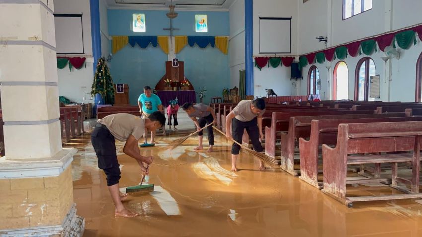 Anggota Polri Sumut Bersihkan Gereja HKBP Hutanabolon dan Ikut Ibadah Natal Bersama Warga