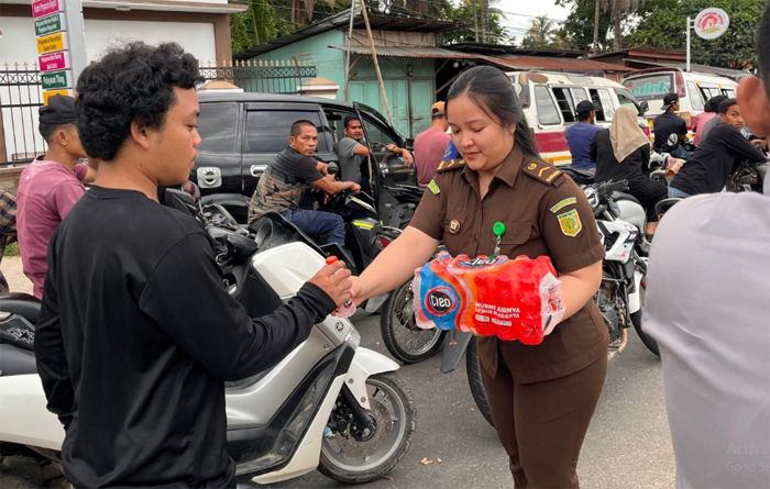 Wujud Empati di Tengah Antrian Panjang BBM, Kejari Mandailing Natal Bagikan Air Mineral