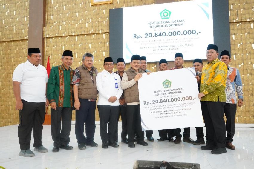 Wamenag Serahkan Bantuan Rp 20,840 Miliar Untuk Rahabilitasi Sarpras Terdampak Bencana Sumut