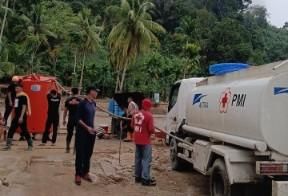 Tim Layanan Air Bersih PMI Labuhanbatu Bantu Pos Penanganan Bencana Longsor dan Banjir  di Tiga Kabupaten