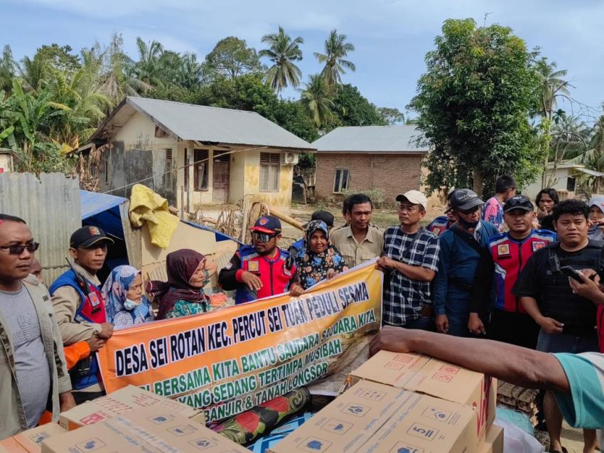 Tim Relawan dan Remaja Mesjid Raya Nurul Iman Desa Sei Rotan Salurkan Bantuan Korban Bencana