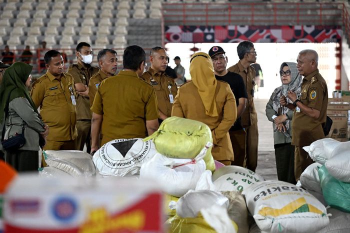 Wagub Surya Pantau Gudang Logistik Bantuan Korban Bencana Sumut