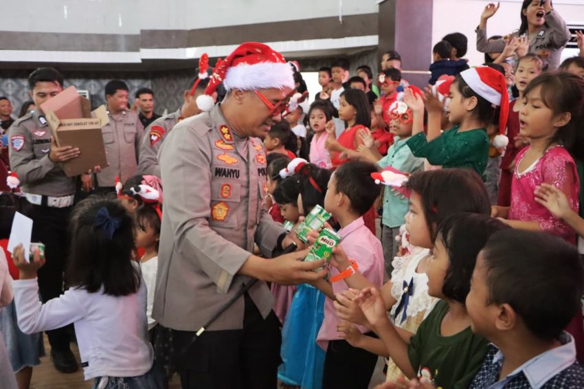 Polres Tapteng Rayakan Natal 2025 Bersama Pengungsi Korban Bencana di GOR Pandan