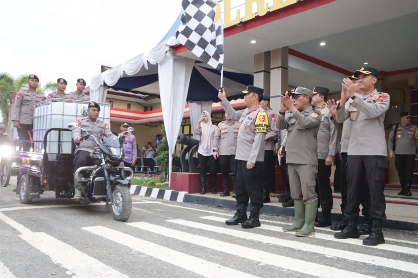 Wakapolri Salurkan Bantuan Kemanusiaan Bagi Warga Terdampak Banjir Bandang Tapteng