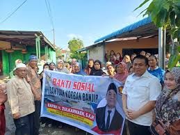Peduli Korban Banjir,  Zulkarnaen S.K.M Serahkan Bantuan Pangan