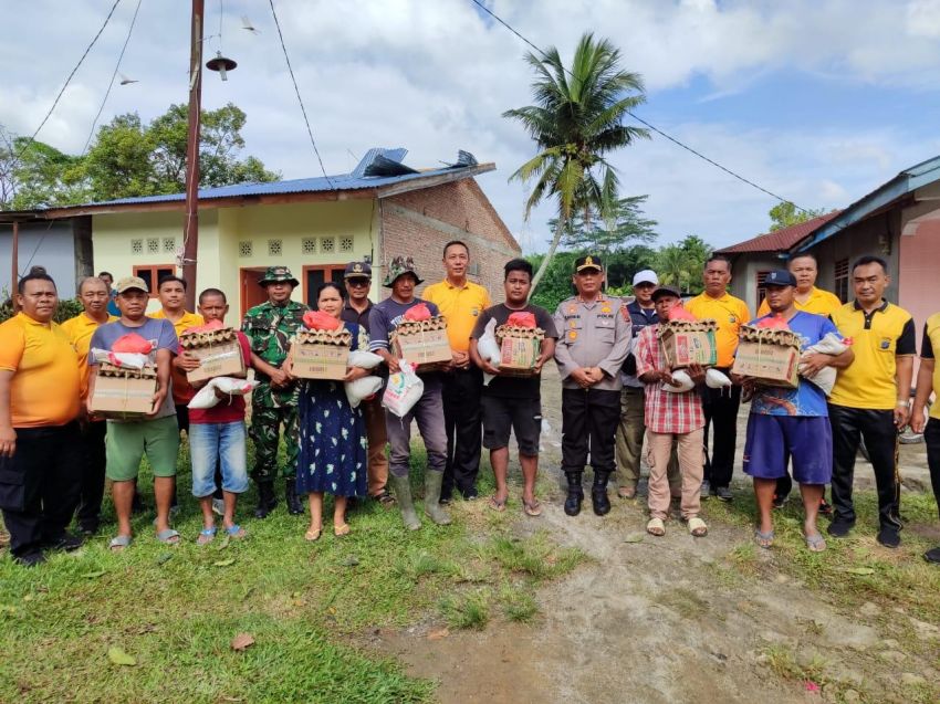 Kapolres Salurkan Bantuan Kepada 7 Keluarga Korban Puting Beliung di Parbalogan