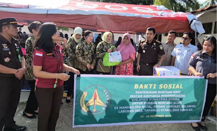 Kejati Sumut Salurkan Bantuan Kemanusiaan Kepada Korban Bencana dan Pegawai yang Terdampak di Mandailing Natal