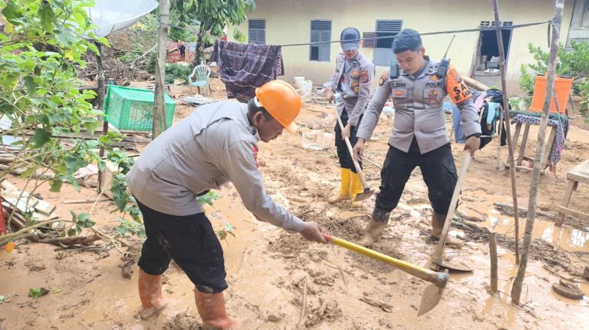 Quick Response Brimob Polda Sumut Bersihkan Material Longsor, Ini Sambutan Warga