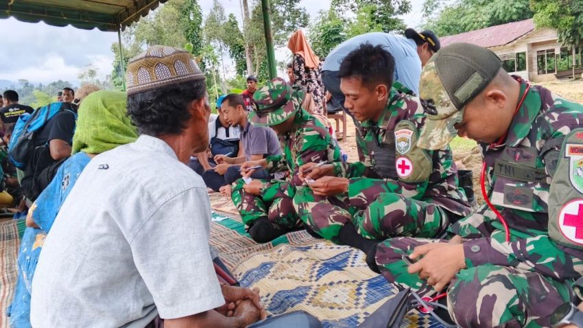 Terobos Pedalaman Gayo Lues, Tim Kesehatan Gabungan TNI dan Relawan Beri Pelayanan Kesehatan Korban Banjir