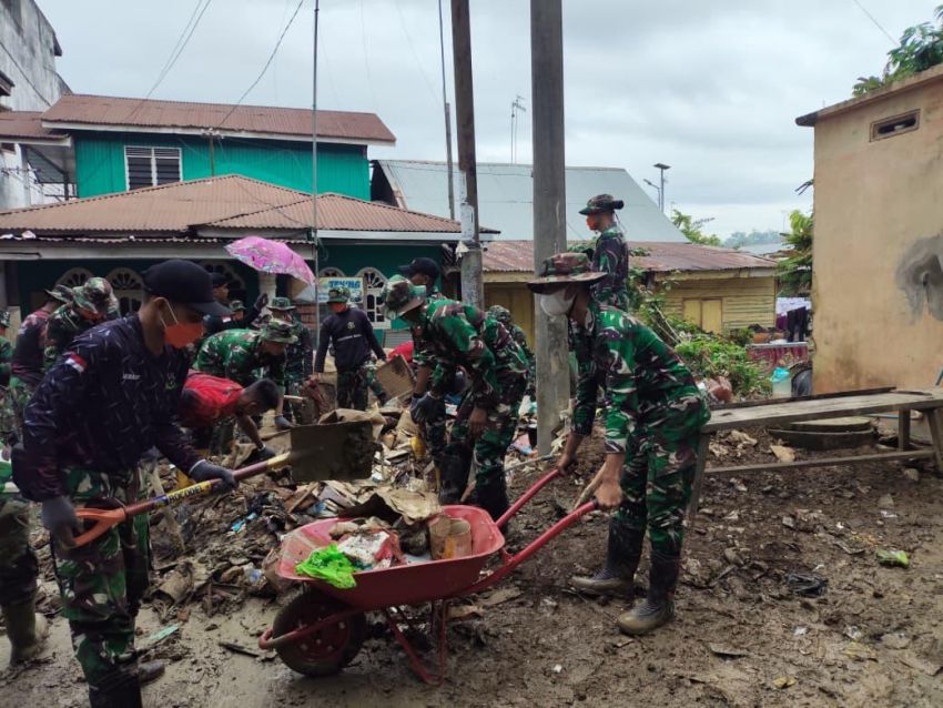 Ratusan Prajurit TNI Bersihkan Pasar Kuala Simpang, Dorong Pemulihan Ekonomi Pascabanjir