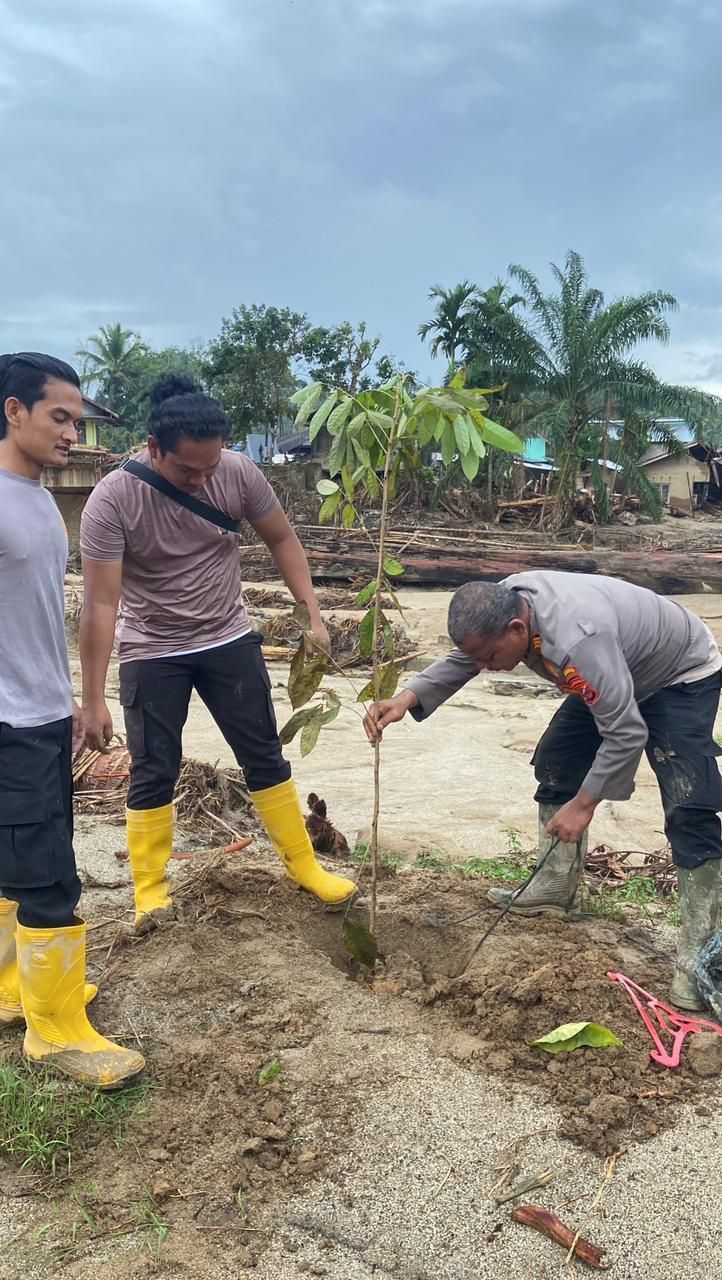 Polres Labusel Bersama Warga Pulihkan Batang Toru