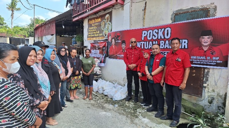 Ringankan Perekonomian Warga Terdampak Banjir Robi Barus Salurkan Bantuan