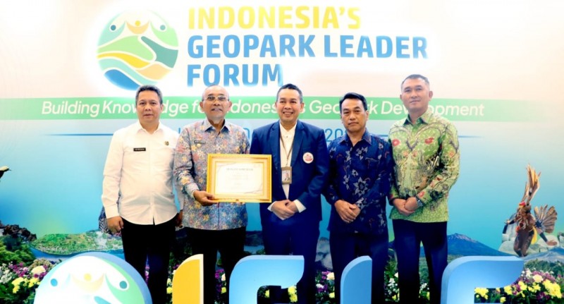 Teken Pengembangan Geopark, Bupati Terima Piagam Apresiasi Toba Caldera Unesco Global Geopark