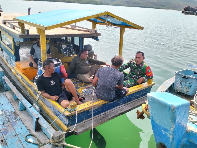 Babinsa Desa Kukup dan Satpol PP Laksanakan Patroli dan Komsos Sosialisasi Bahaya Narkotika dan Miras