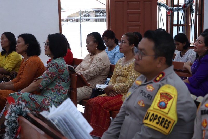 Bagikan Paket Natal Polri Kepada Warga Terdampak Banjir Dan Longsor