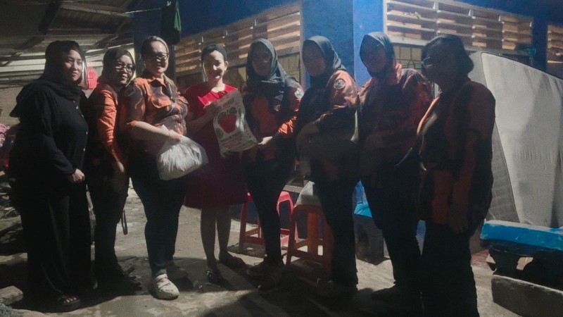 Ketua Srikandi Pemuda Pancasila Kota Medan Mengunjungi Pengurus yang Menjadi Korban Banjir