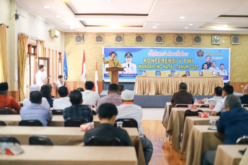 Buka Konferensi V PWI Madina, Bupati Kenang Kedekatan dengan Wartawan