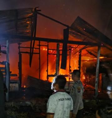 Memastikan Asal Api Dan Penyebab Terbakarnya Rumah Kontrakan Di Labuhanbilik, Kapolsek Panai Tengah Langsung Pimpin Penyelidikan