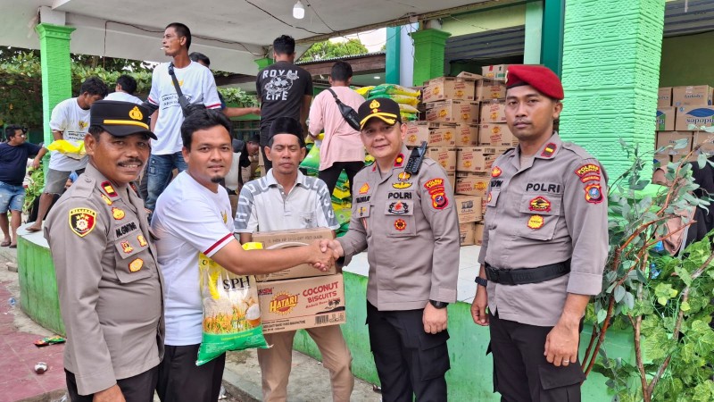 Kapolres Langkat Salurkan Bantuan Kapolri untuk Warga Terdampak Banjir di Tanjung Pura