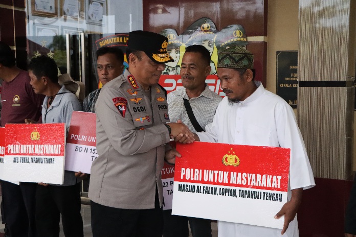 Wakapolri Salurkan Bantuan Kemanusiaan dan Siapkan Sumur Bor bagi Warga Terdampak Banjir Bandang Tapteng