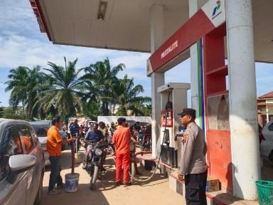 Antisipasi Antrean dan Pastikan Stok BBM Aman, Ini Yang Dilakukan Polsek Panai Tengah Di SPBU Tanjung Sarang Elang
