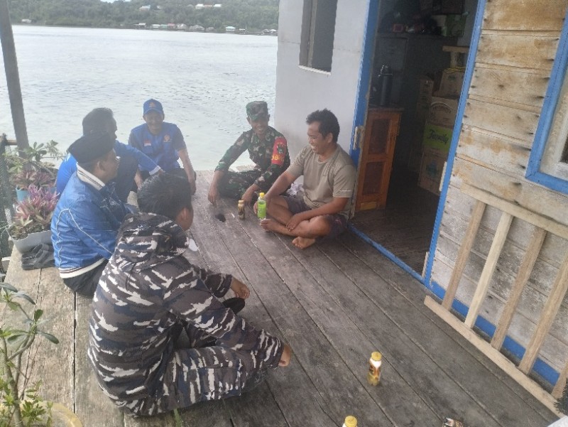 Babinsa Desa Batu Lepuk Imbau Pengusaha Kerambah Ikan Jaga Kelestarian Lingkungan