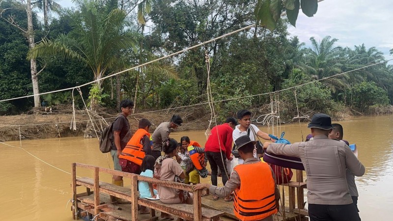Bergotong Royong Rakit Jembatan Darurat, Polda Sumut Sambungkan Kembali Akses Warga Tapanuli Tengah