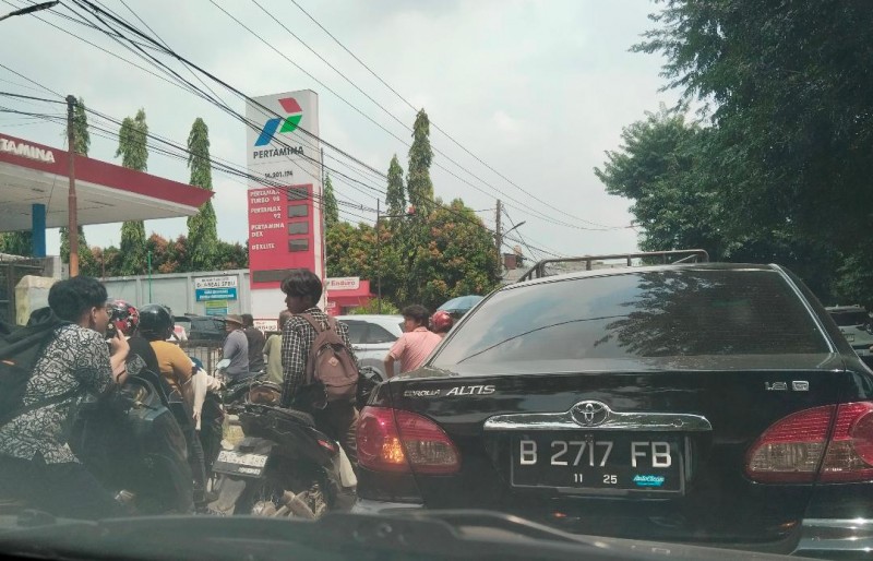 Pasca Banjir Medan "Sulit" Peroleh BBM,   Warga : Saya harus antri berjam-jam