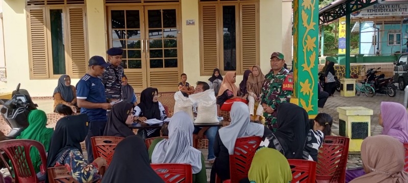 Peltu Hasanuddin Monitor dan Dampingi Pembagian Bantuan Pangan Nasional di Desa Kampung Hilir