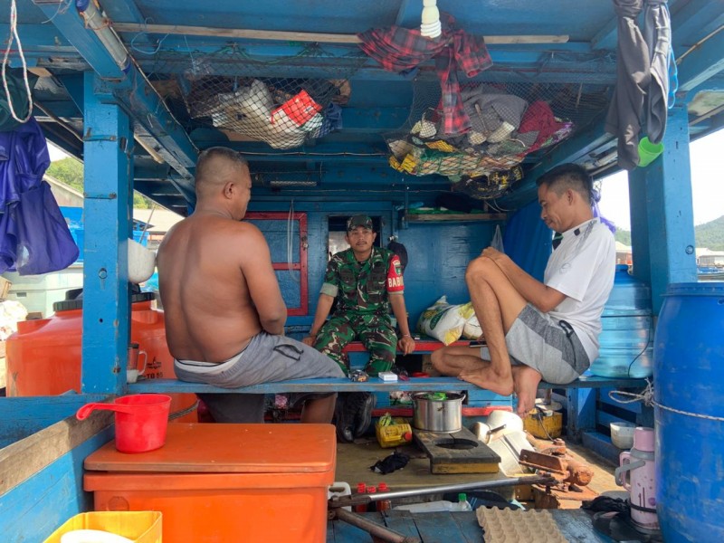 Babinsa Kampung Melayu Tekankan Keamanan dan Keselamatan Kerja Kepada Nelayan