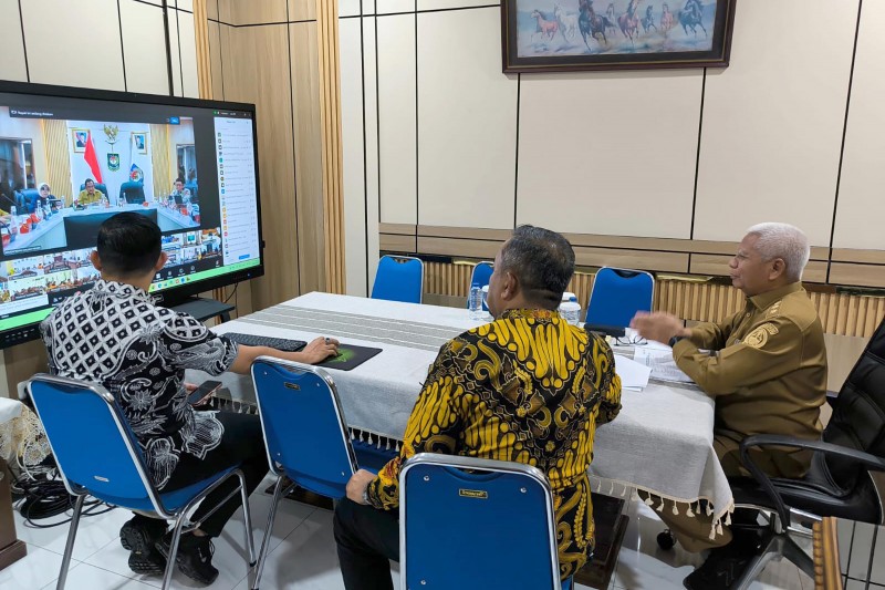 Wagub Surya Ikuti Rapat Percepatan Rehabilitasi dan Rekonstruksi Pascabencana Bersama Mendagri