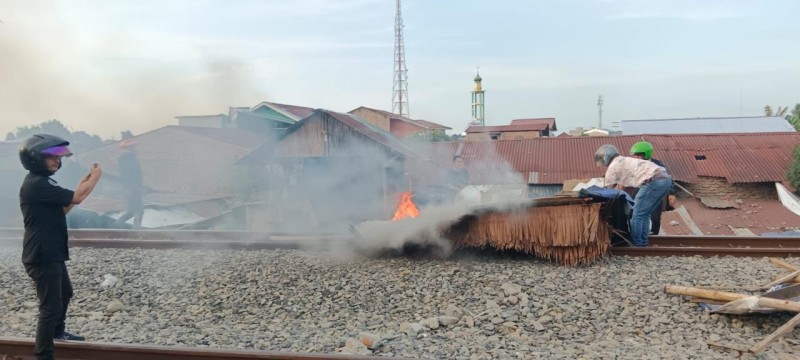 Polisi Kembali Gerebek Sarang Narkoba Bantaran Rel di Tembung, Enam Orang Diamankan