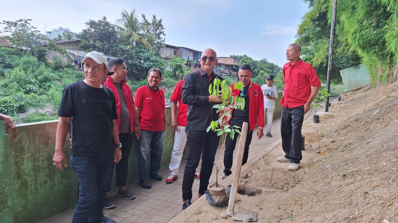 Rayakan Ultah Ibu Mega Robi Barus Potong Tumpeng dan Tanam Pohon di Bantaran Sungai