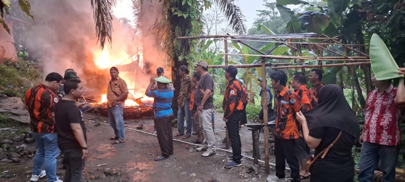 PP Medan Tuntungan Gandeng Muspika, Babinsa bersama Bhabinkamtibma dan Warga Bakar Barak Narkoba