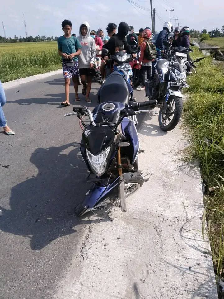 Tabrakan Dengan CBR, Sepeda NMAX Masuk Parit Pengendara Luka