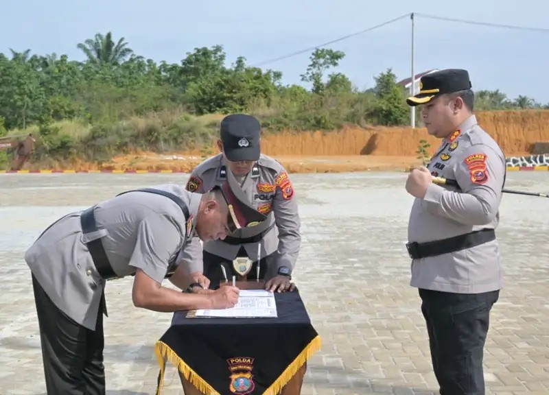 Kapolres Labusel Pimpin Upacara Sertijab Wakapolres dan Kapolsek Silangkitang Dilapangan Tribrata Polres Labuael