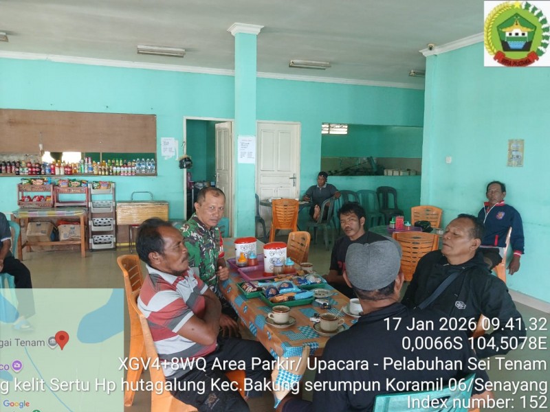 Babinsa Desa Tanjung Kelit Laksanakan Komsos, Tekankan Bahaya Narkoba dan Pentingnya Kamtibmas
