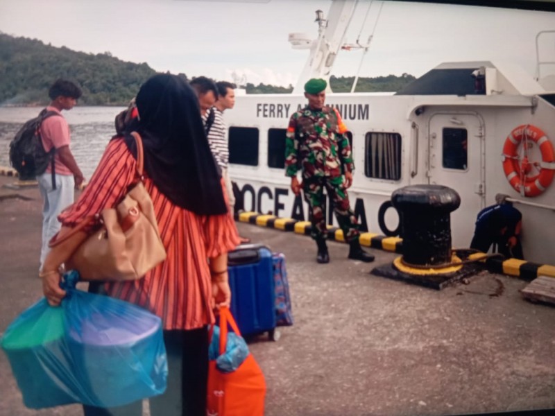 Babinsa Koramil Desa Laboh Monitoring Keberangkatan Feri Tujuan Tanjungpinang