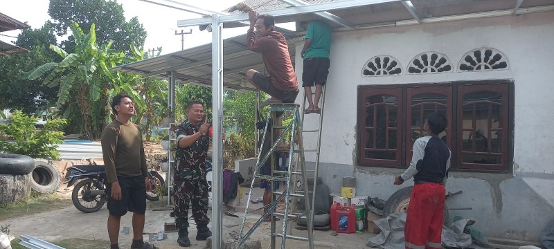 Babinsa Desa Mamut Bantu Renovasi Atap Rumah Warga, Wujud Kepedulian TNI di Wilayah Binaan