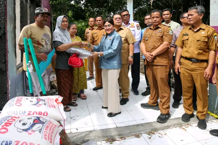 Wali Kota Wesly dan Ny Liswati Bantu Warga Korban Kebakaran di Siantar